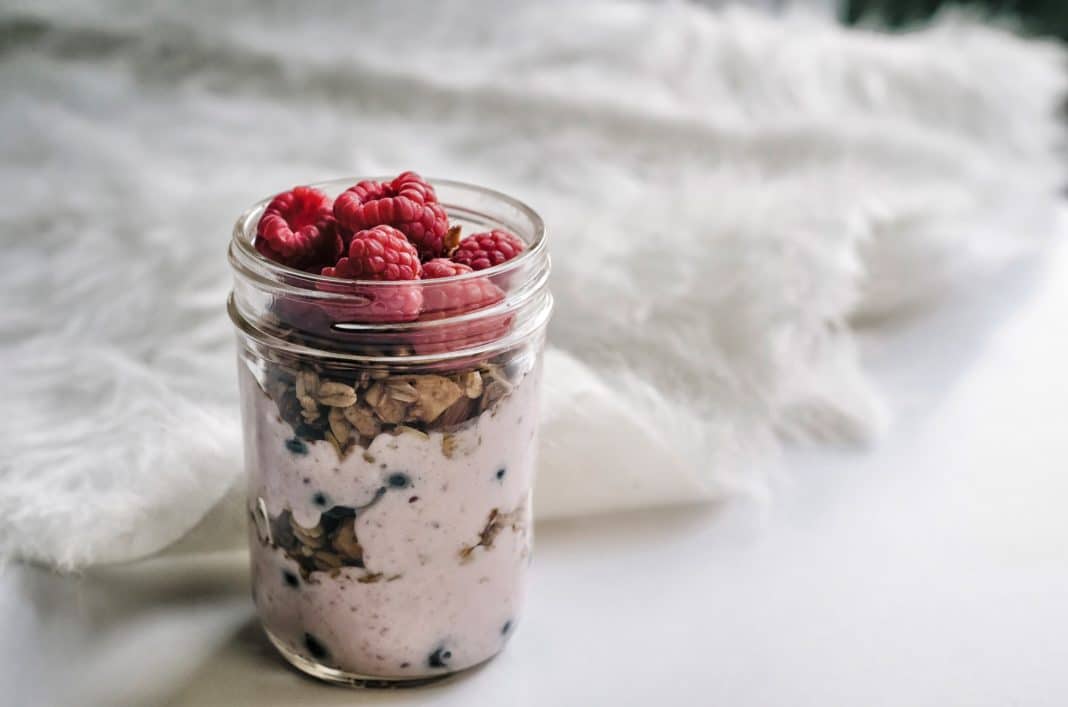 Tento obrázok nemá vyplnený ALT popisok, jeho názov je jogurt-s-lesnym-ovocim-a-orechmi.jpg